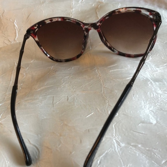 🏵2/$35🏵 Fashion Sunglasses - Picture 3 of 4